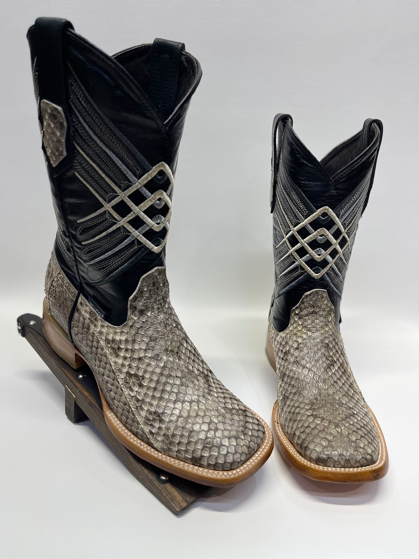 Men’s Genuine Exotic Diamond back Rattlesnake Natural colorr