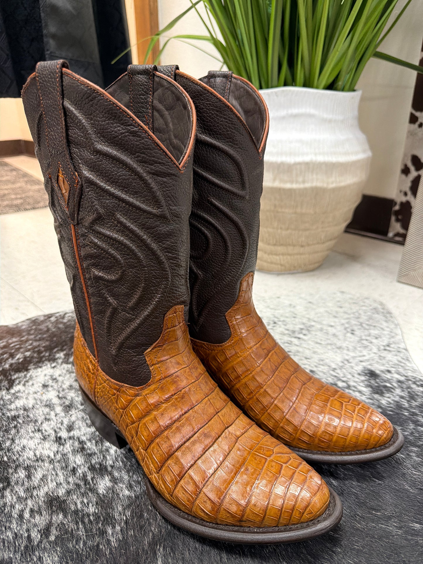 Men’s antique saddle Round toe