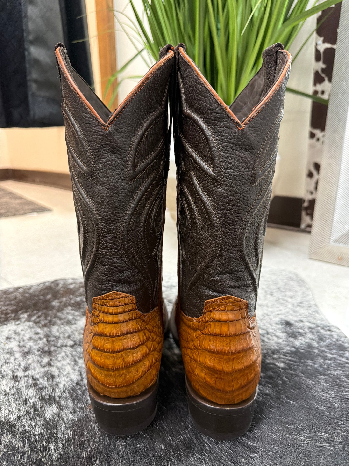 Men’s antique saddle Round toe