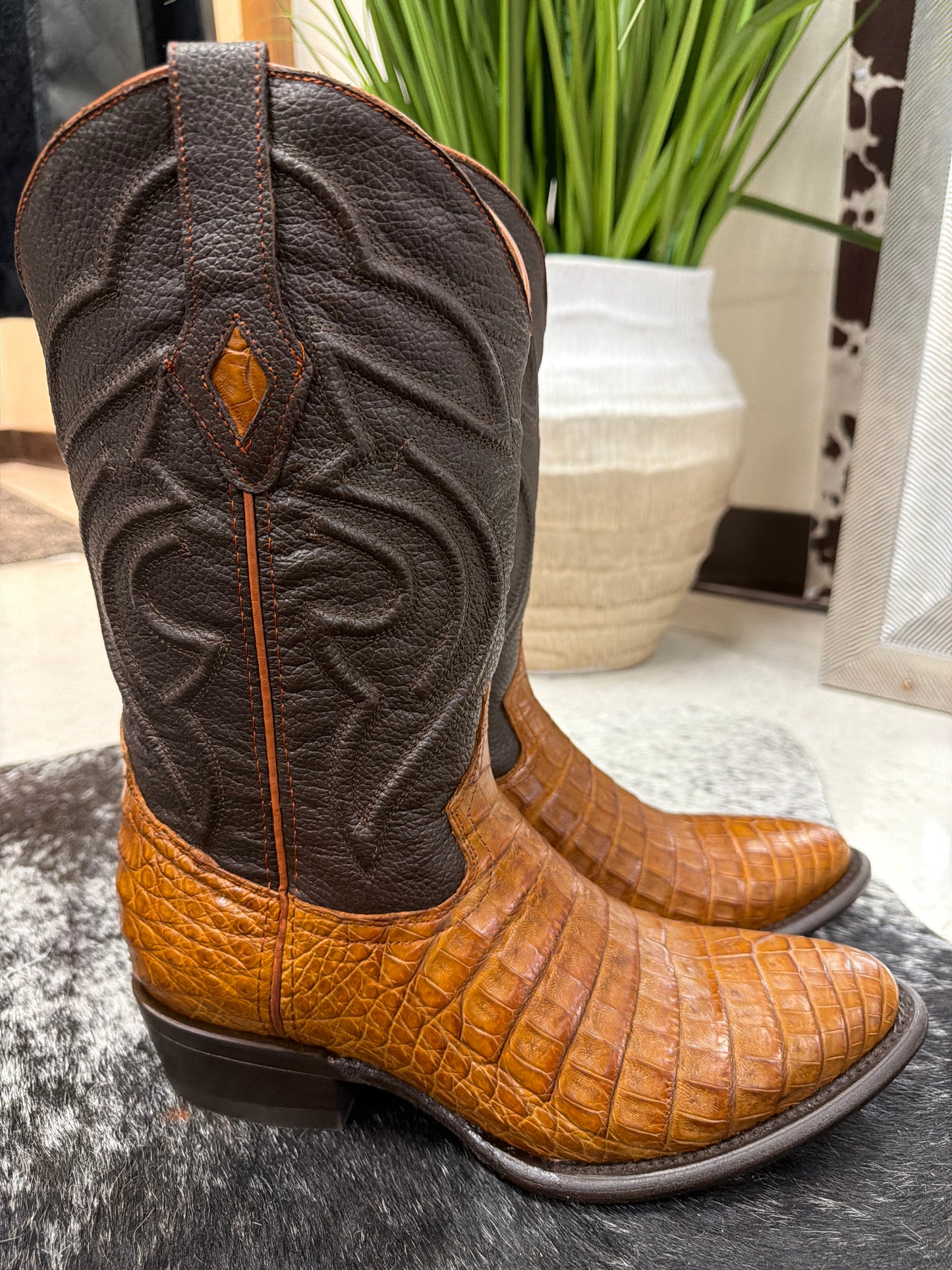 Men’s antique saddle Round toe